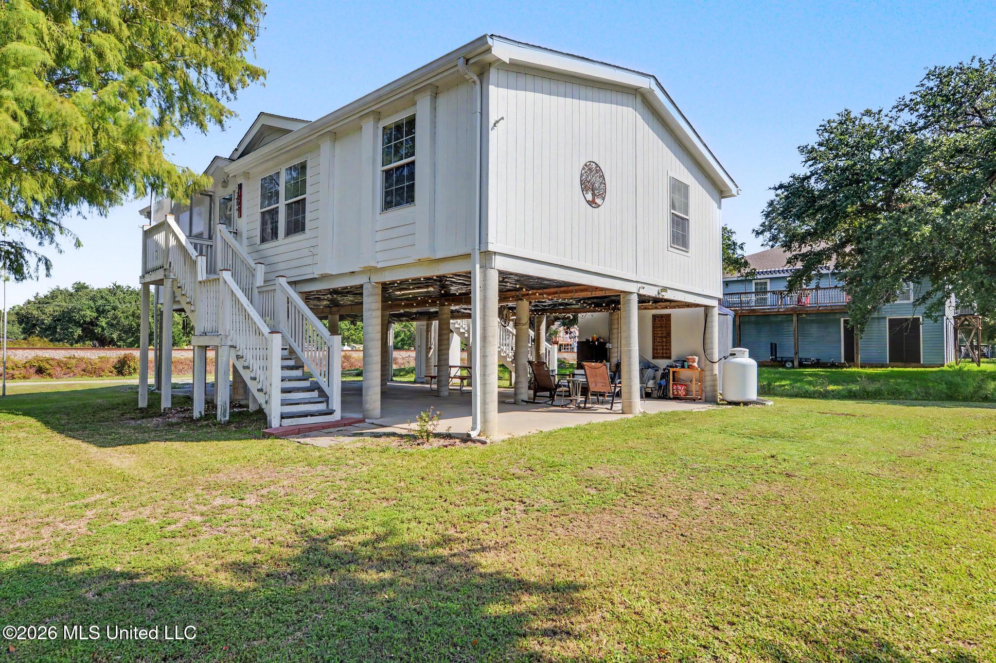 242 Woodman Avenue Property Photo 2
