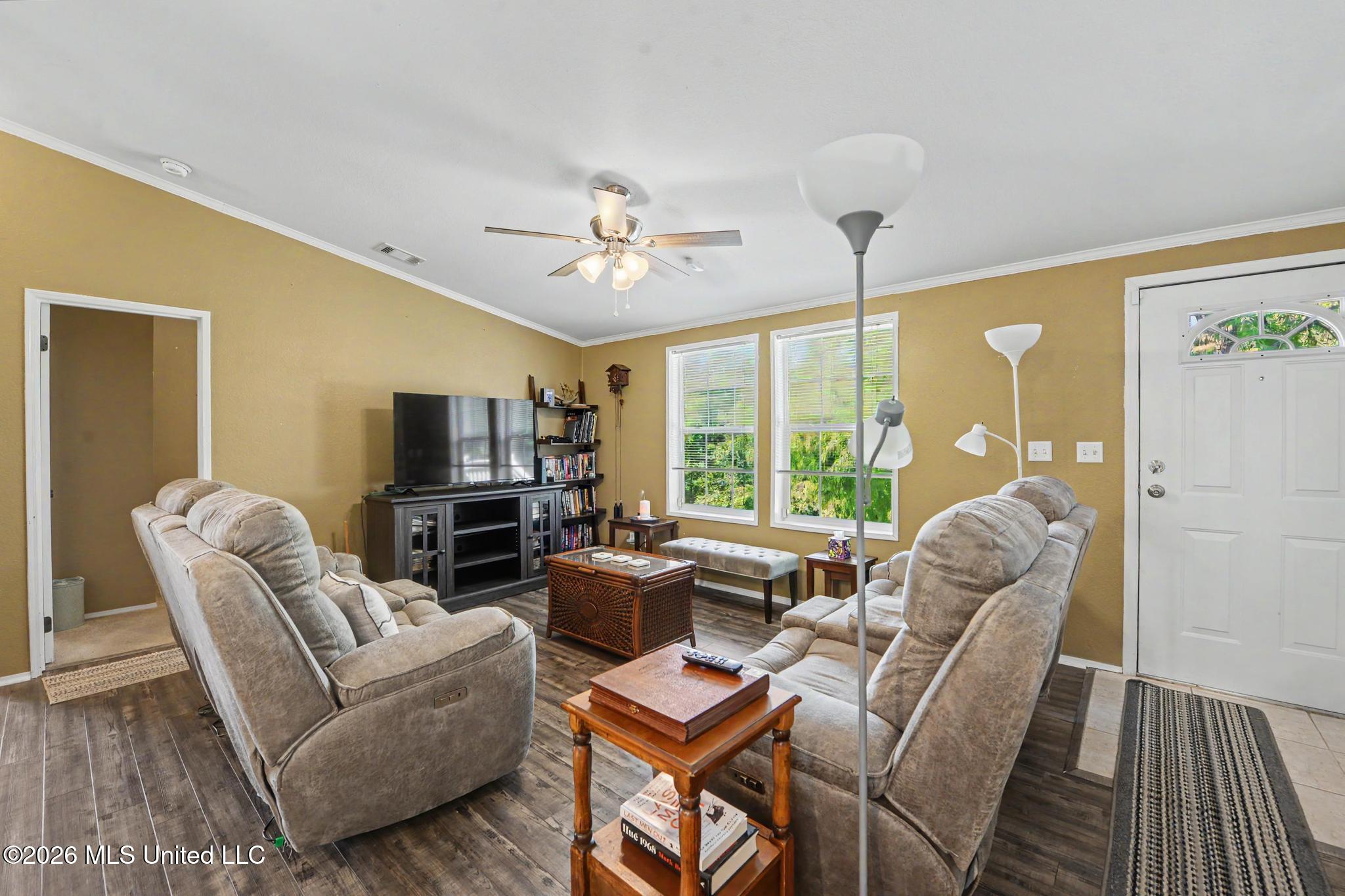 242 Woodman Avenue Property Photo 4
