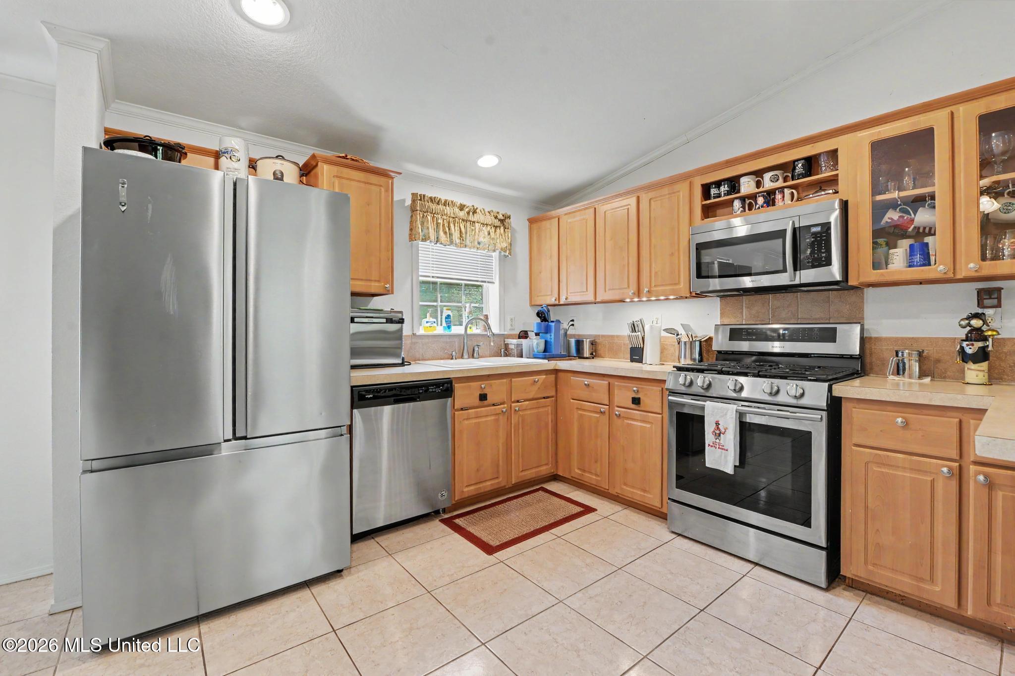 242 Woodman Avenue Property Photo 8