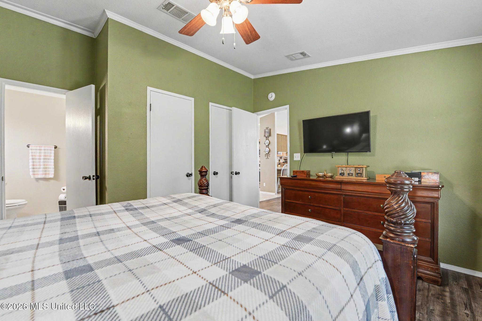 242 Woodman Avenue Property Photo 12