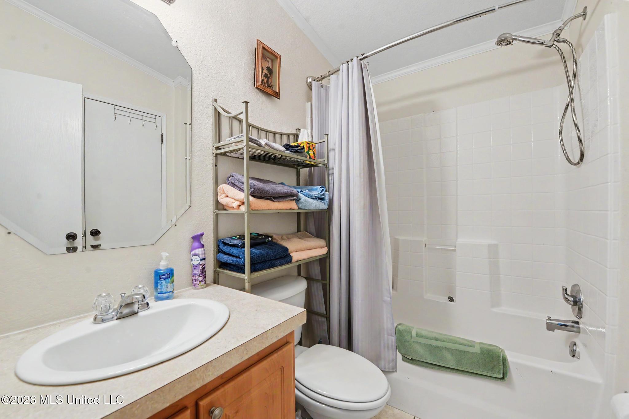 242 Woodman Avenue Property Photo 20