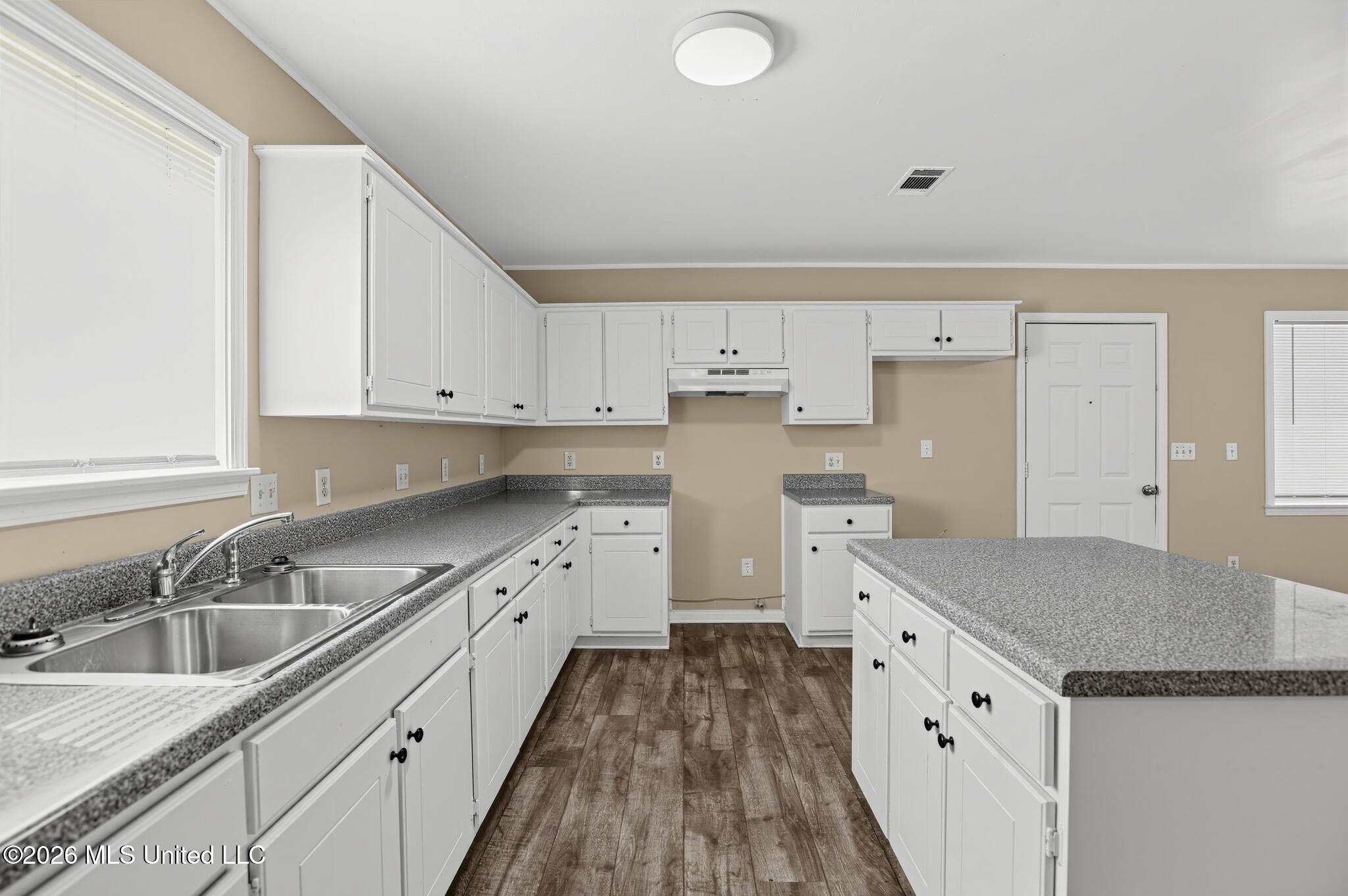 1802 39th Place Property Photo 6