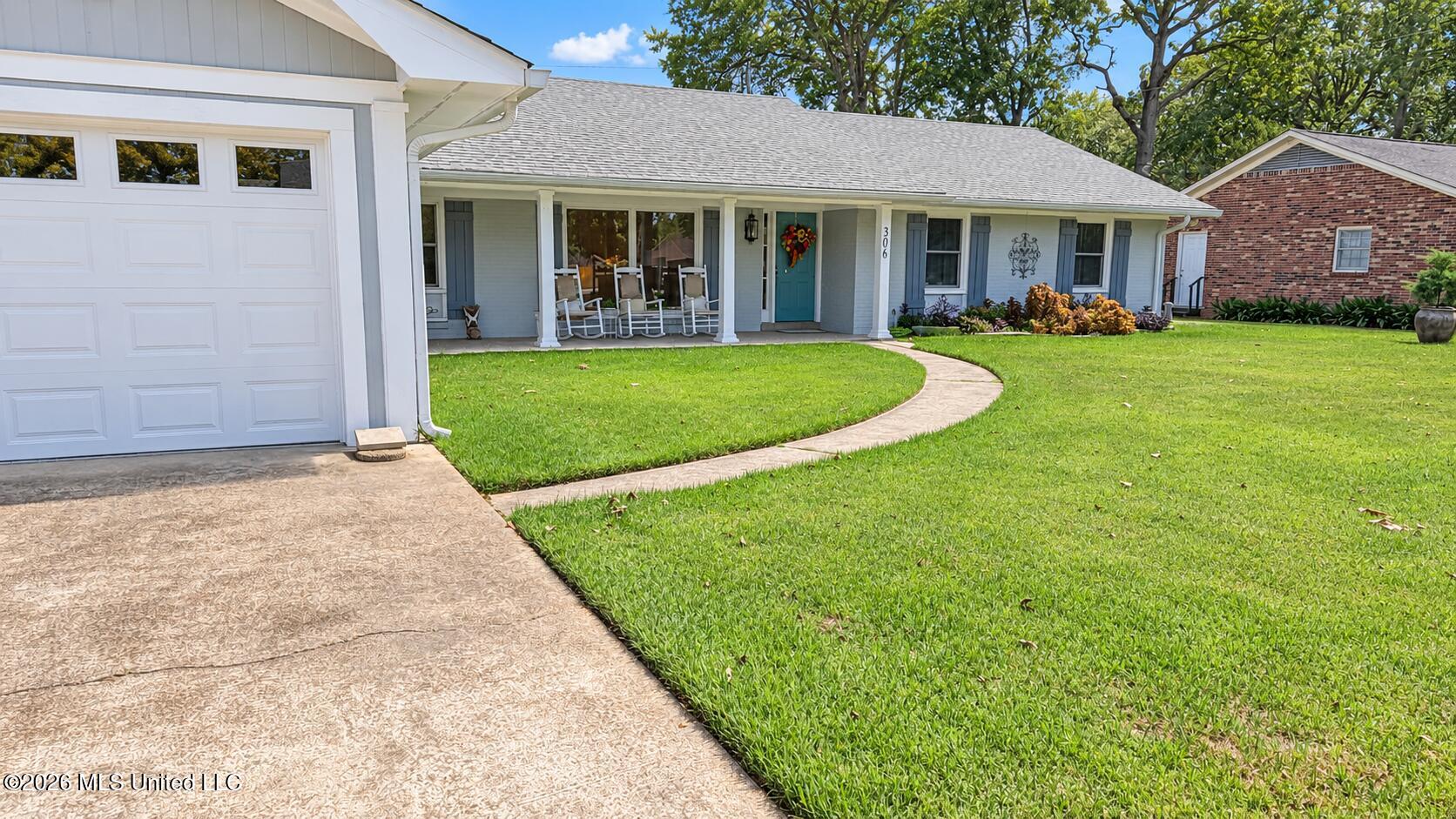 306 Oak Grove Drive Property Photo 2