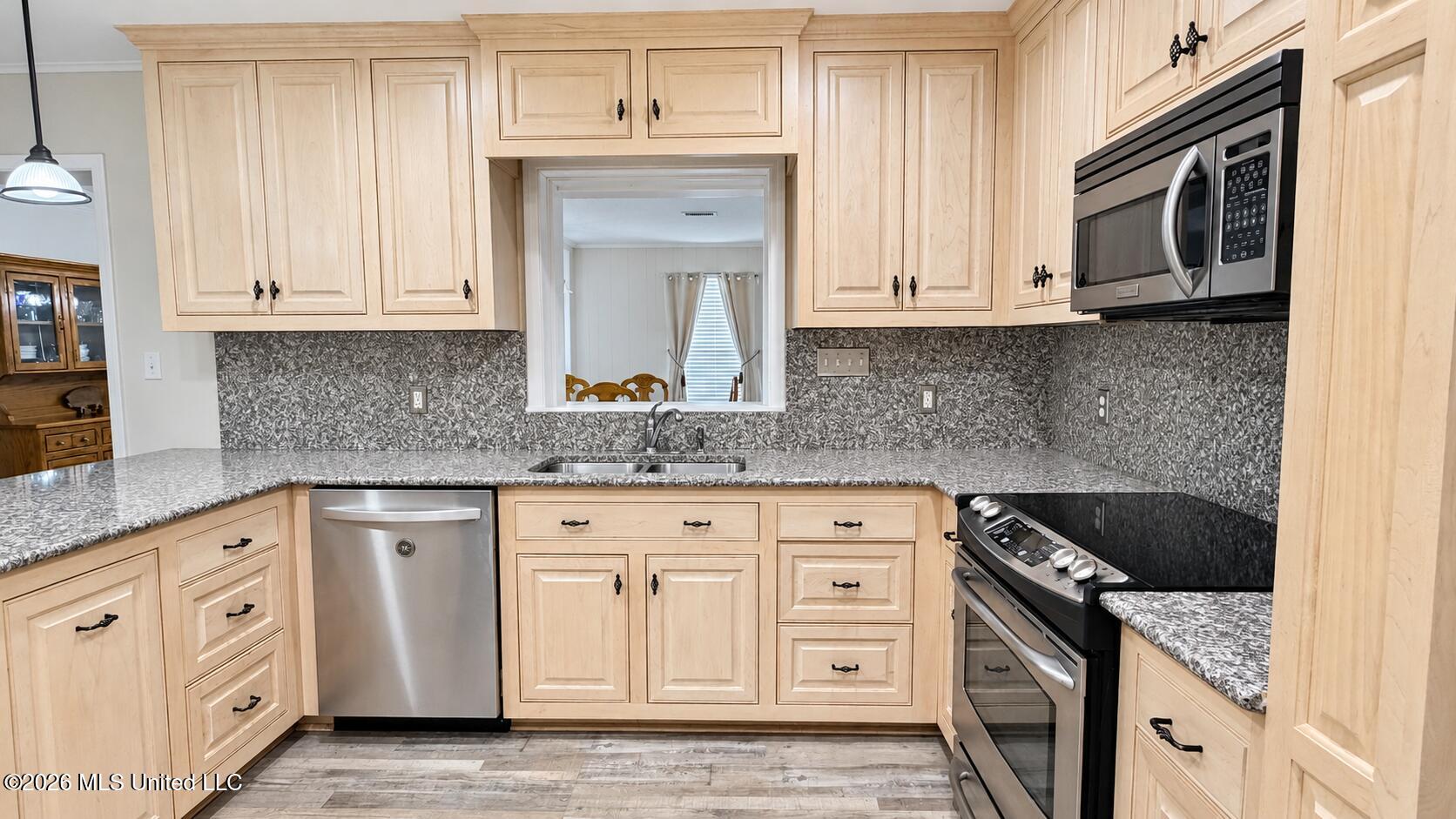 306 Oak Grove Drive Property Photo 4