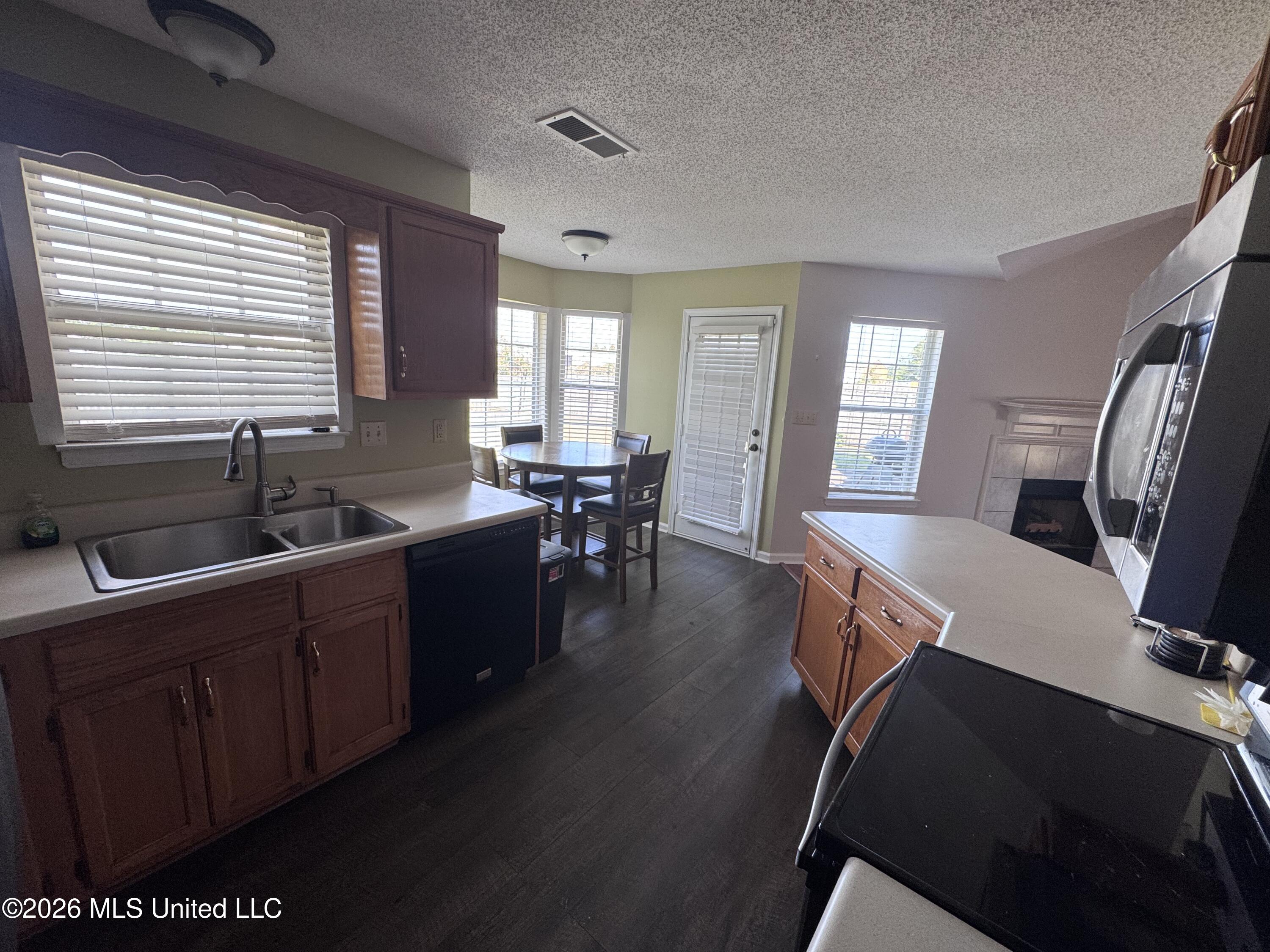 1844 Thomas Street Property Photo 5