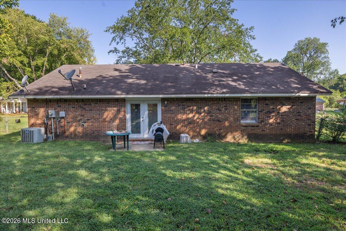5161 Crestwood Cove Property Photo 2