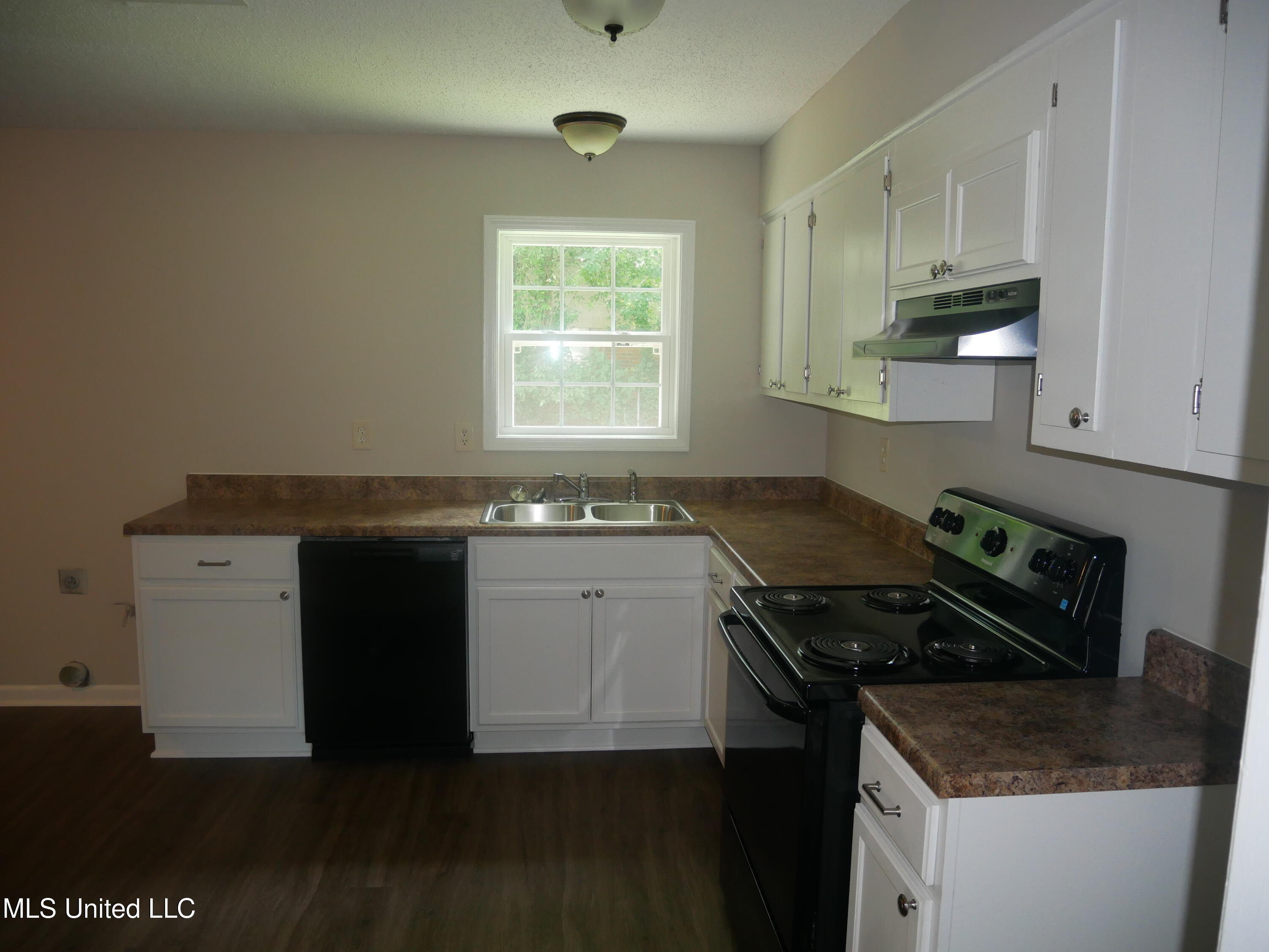 2011 Coral Hills Drive Property Photo 5
