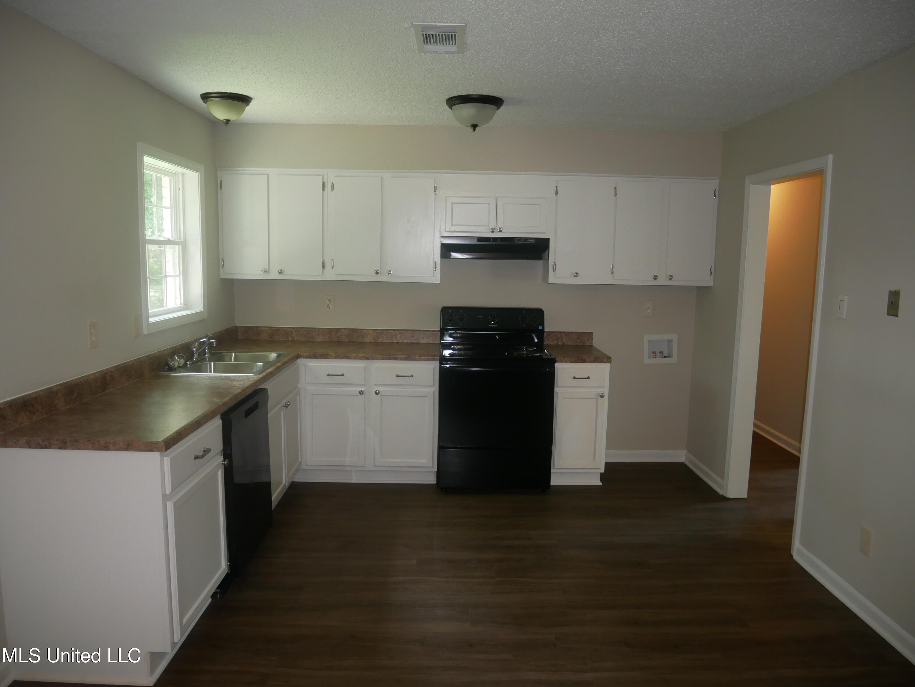 2011 Coral Hills Drive Property Photo 6