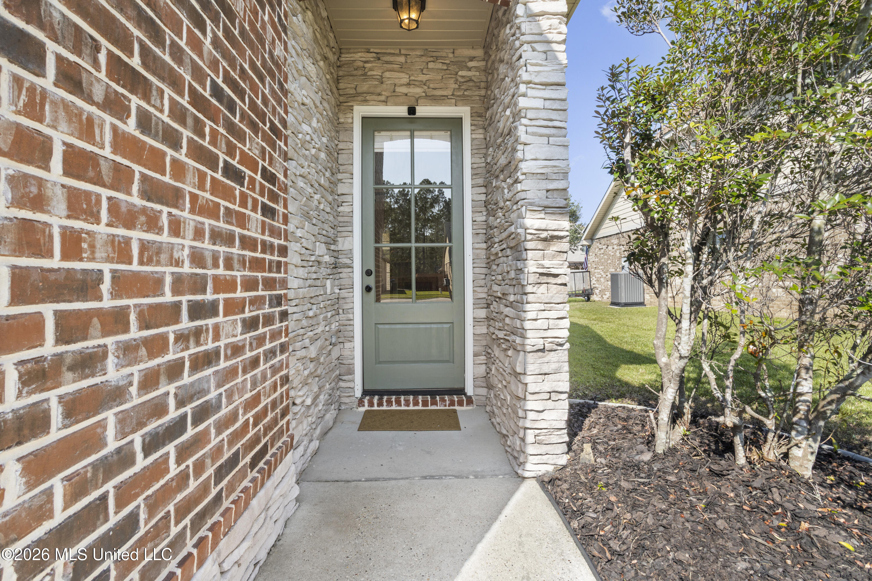 526 Palm Breeze Drive Property Photo 4