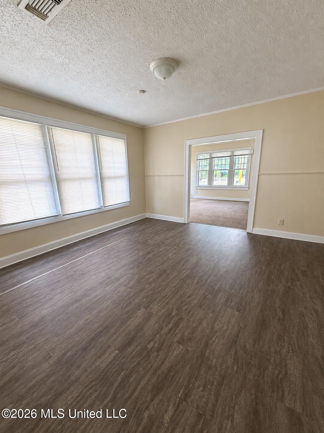 2216 Kelly Avenue Property Photo 2