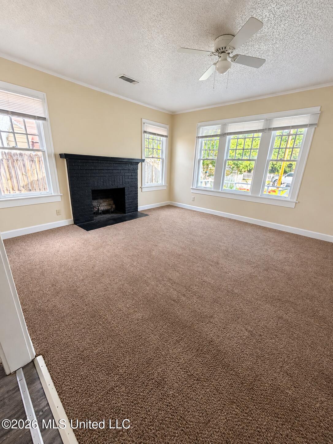 2216 Kelly Avenue Property Photo 3