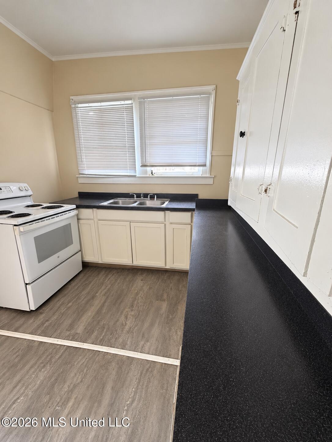 2216 Kelly Avenue Property Photo 5