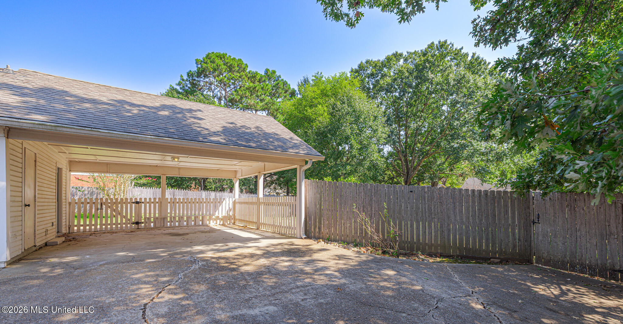 631 Live Oak Drive Property Photo 5