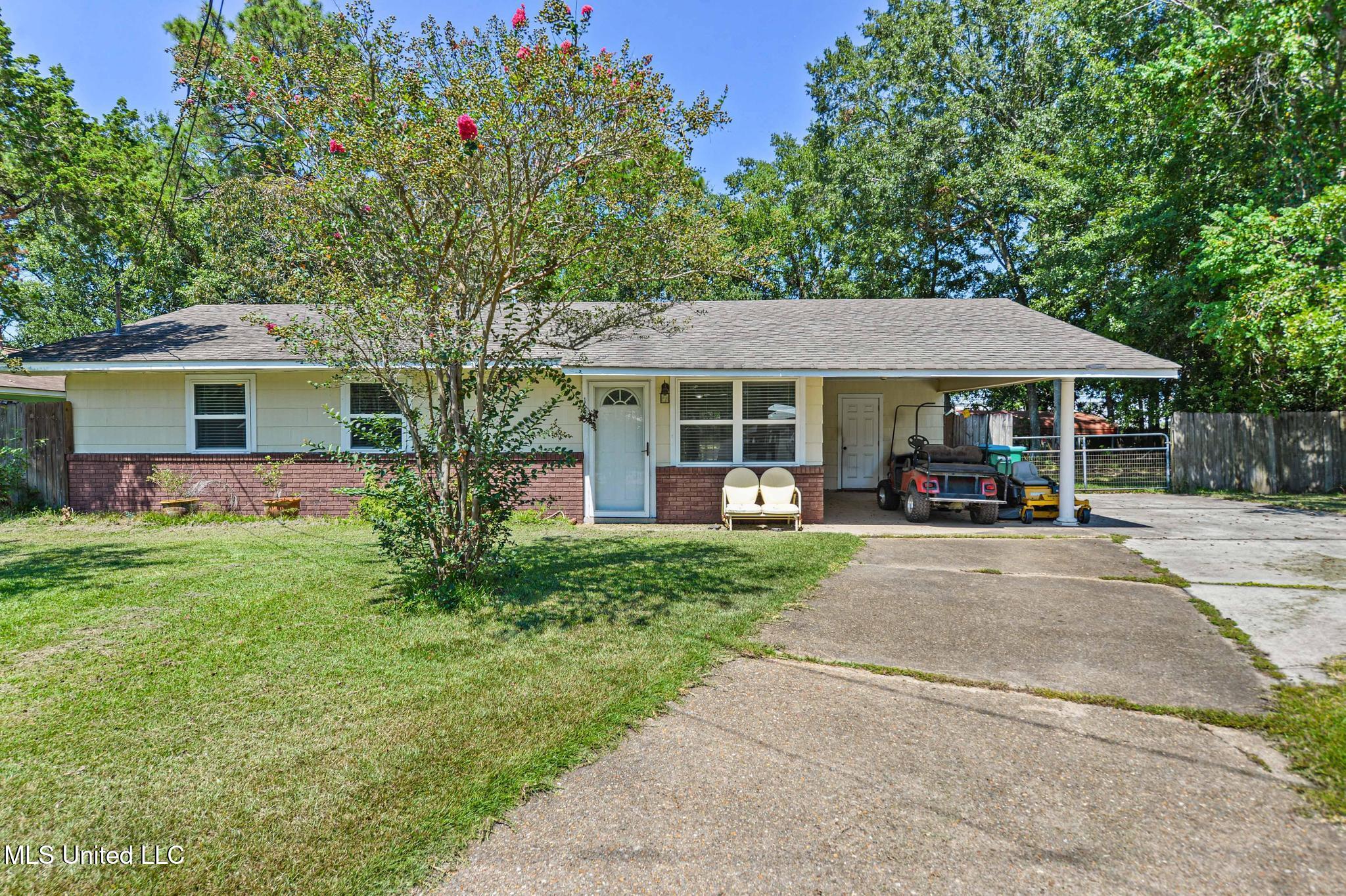 121 Roberts Circle Property Photo 1