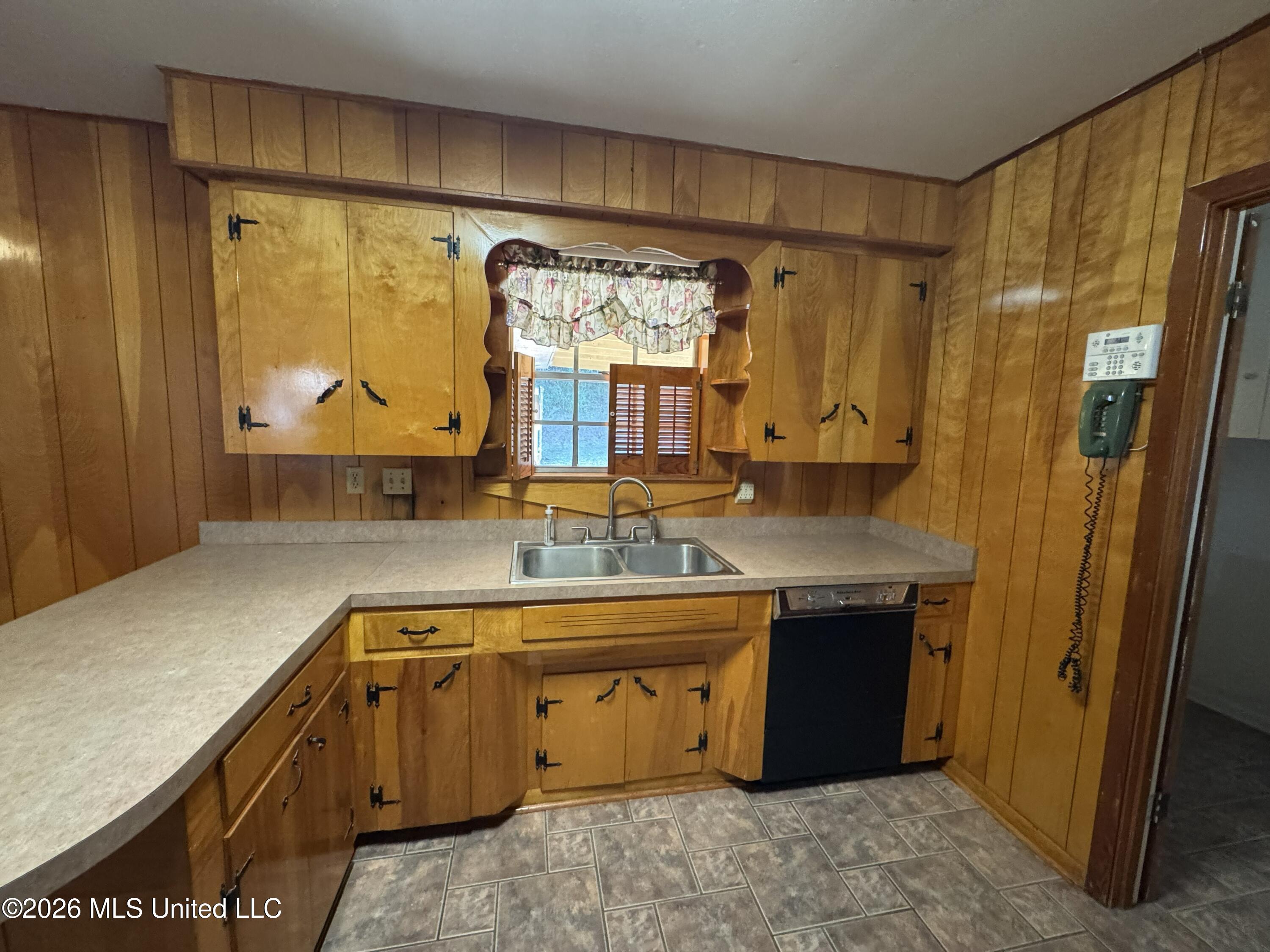 102 Brookfield Drive Property Photo 5