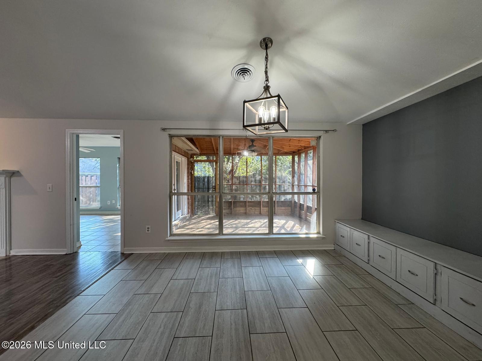 327 E Cascades Circle Property Photo 5