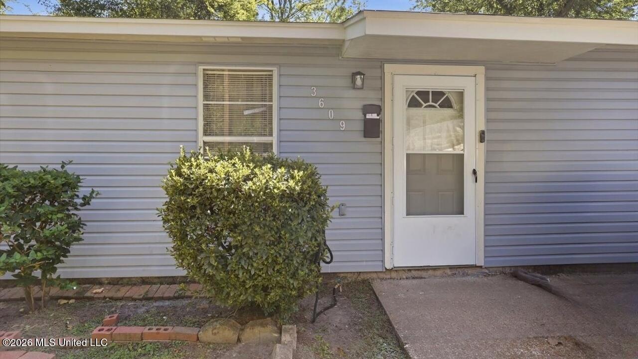 3609 W Northside Drive Property Photo 2