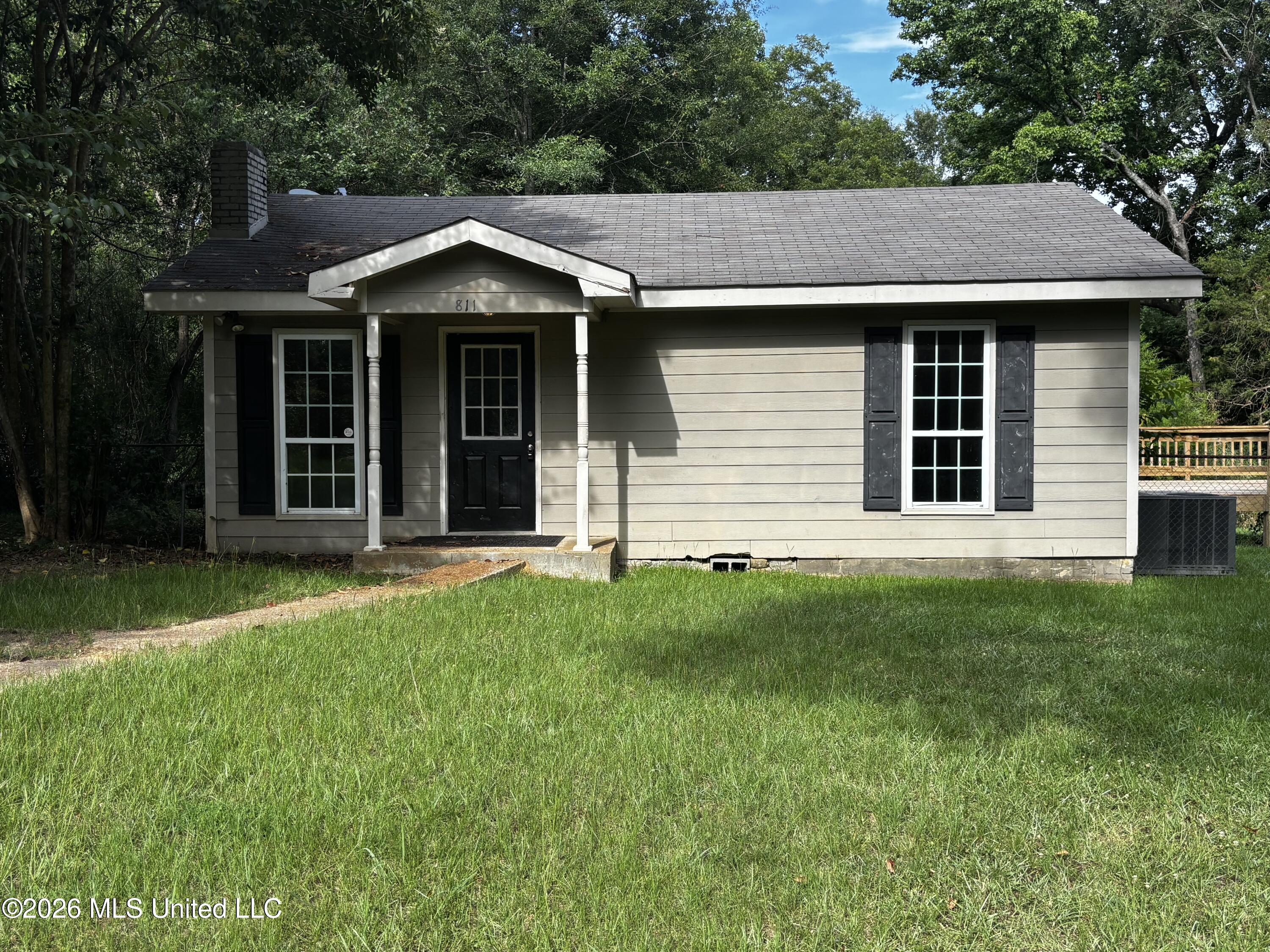 811 S College Street Property Photo 1