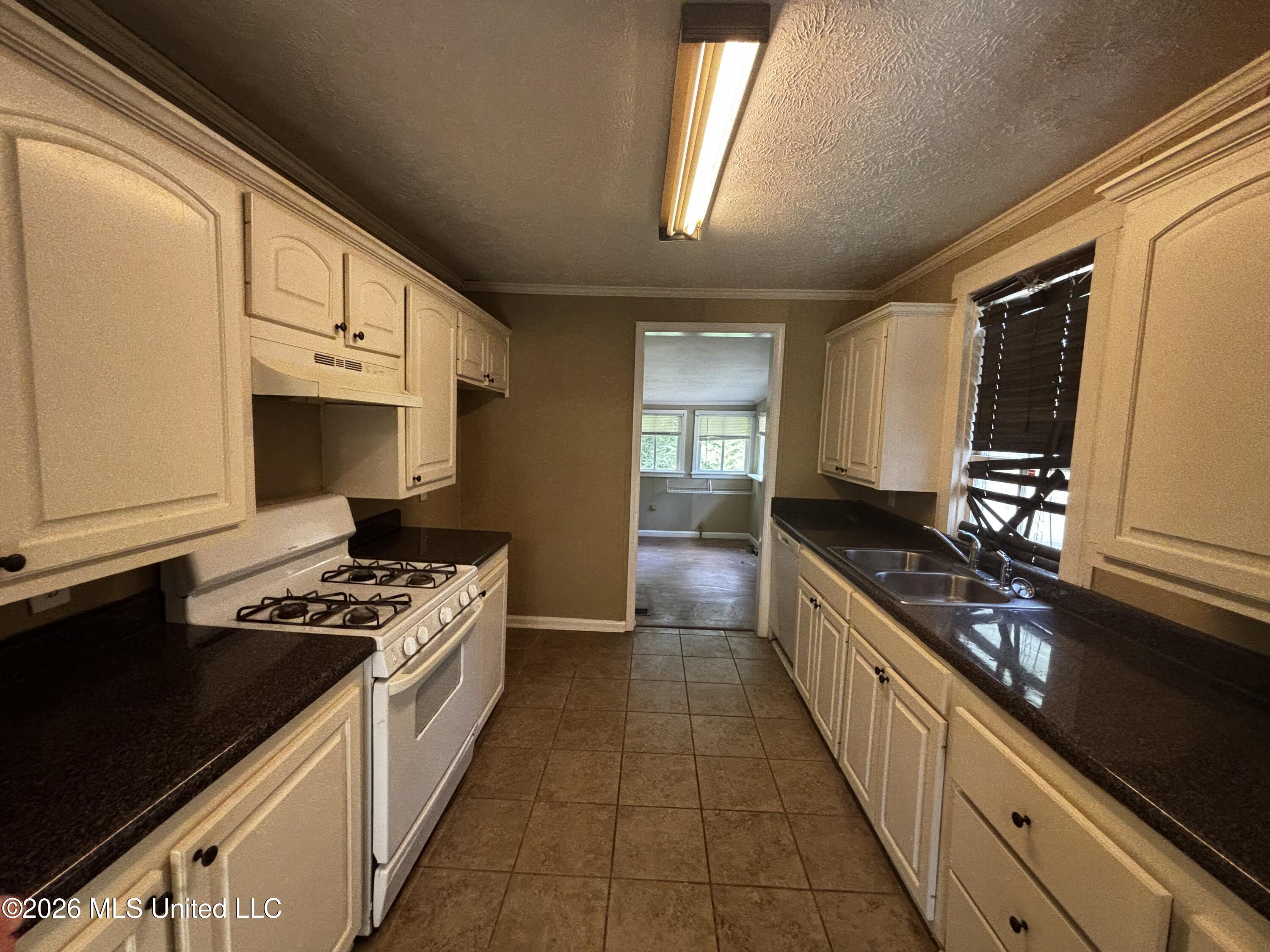 811 S College Street Property Photo 4