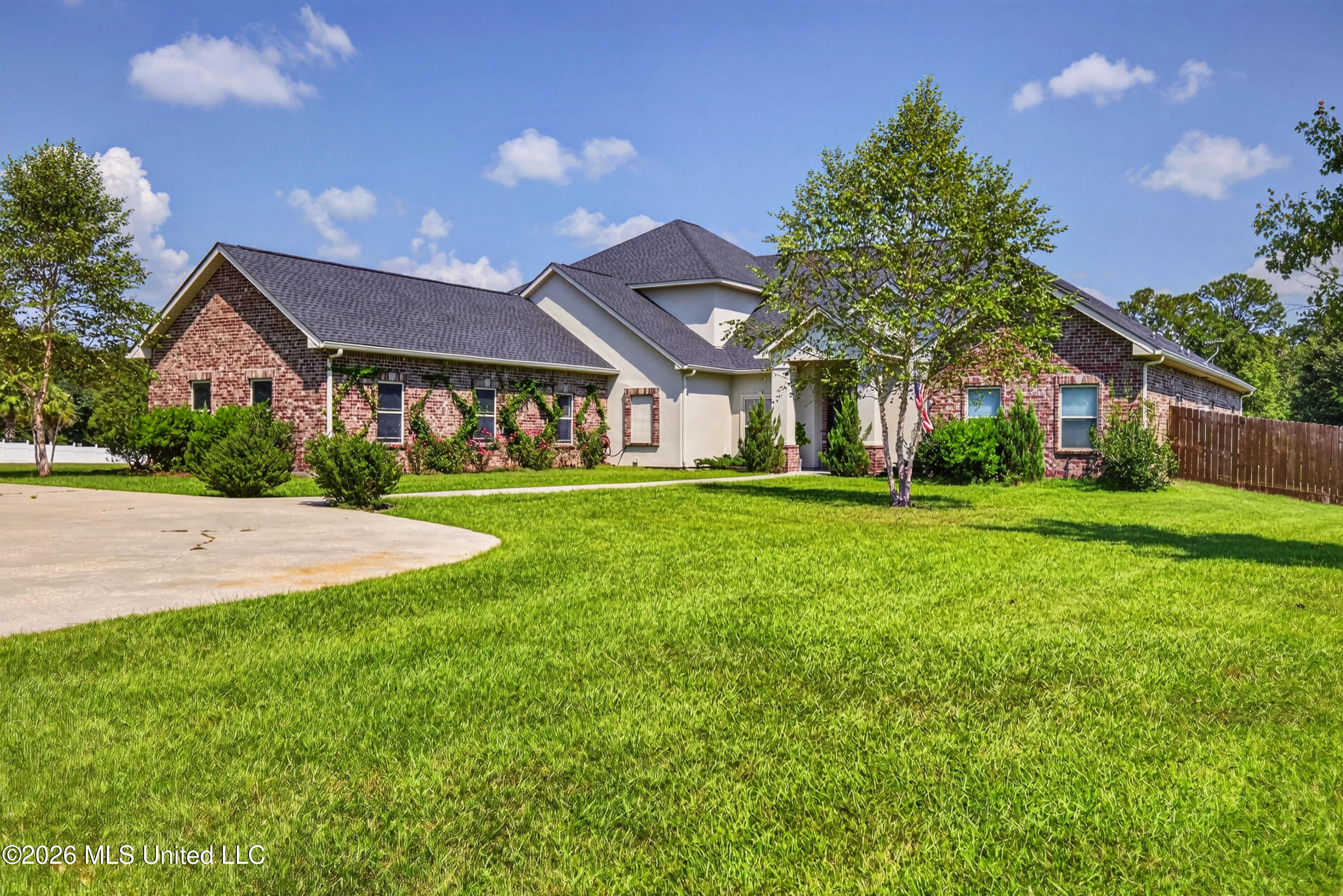 12244 E Pointe Drive Property Photo 4