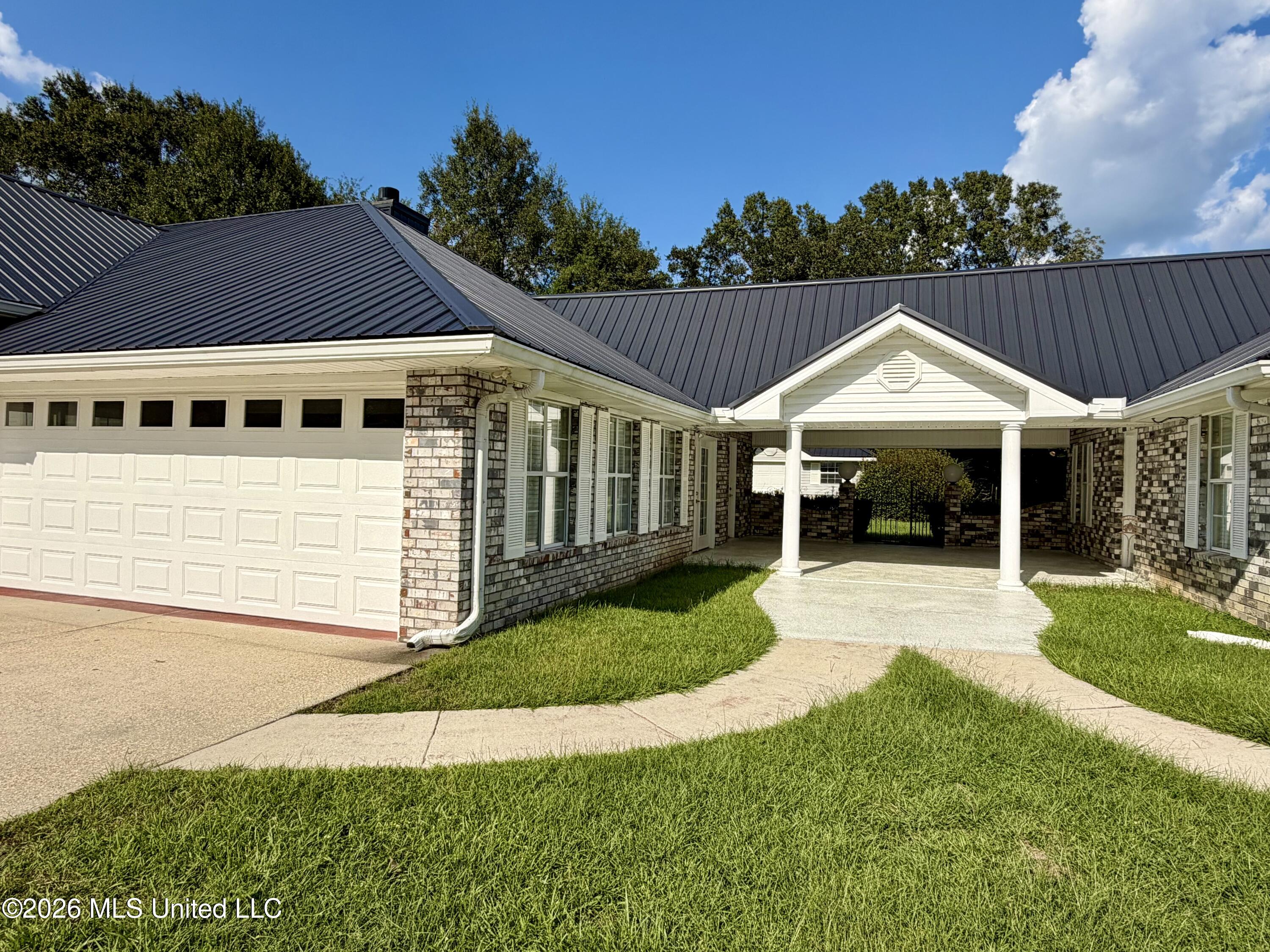 39 Oak Allee Drive Property Photo 3