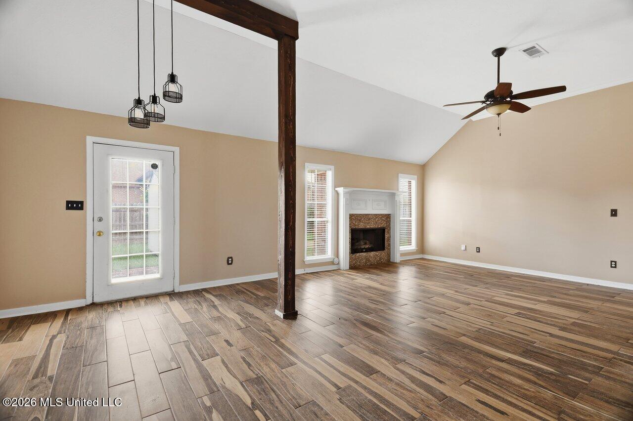 112 E Magnolia Place Property Photo 4