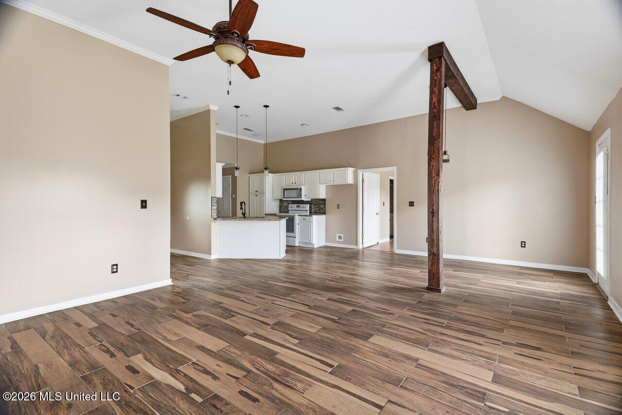 112 E Magnolia Place Property Photo 6