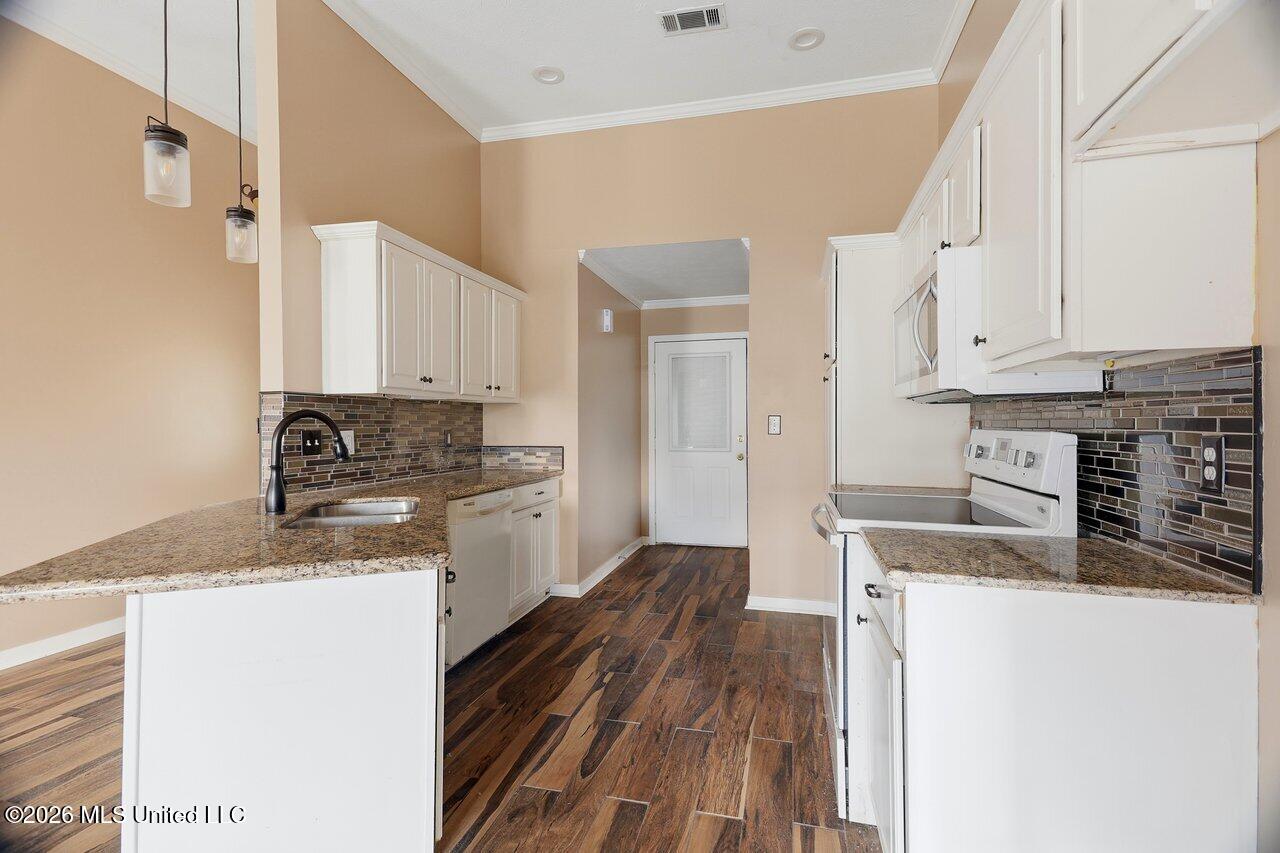 112 E Magnolia Place Property Photo 8