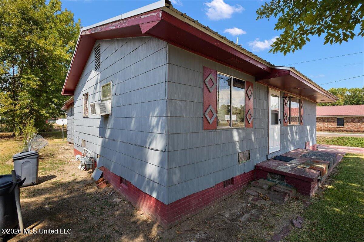 310 W 6th Street Property Photo 2