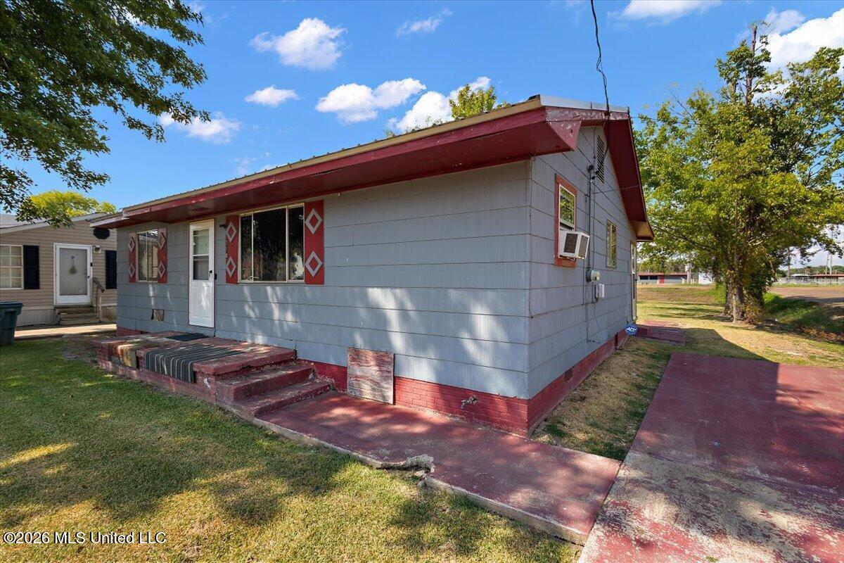 310 W 6th Street Property Photo 3