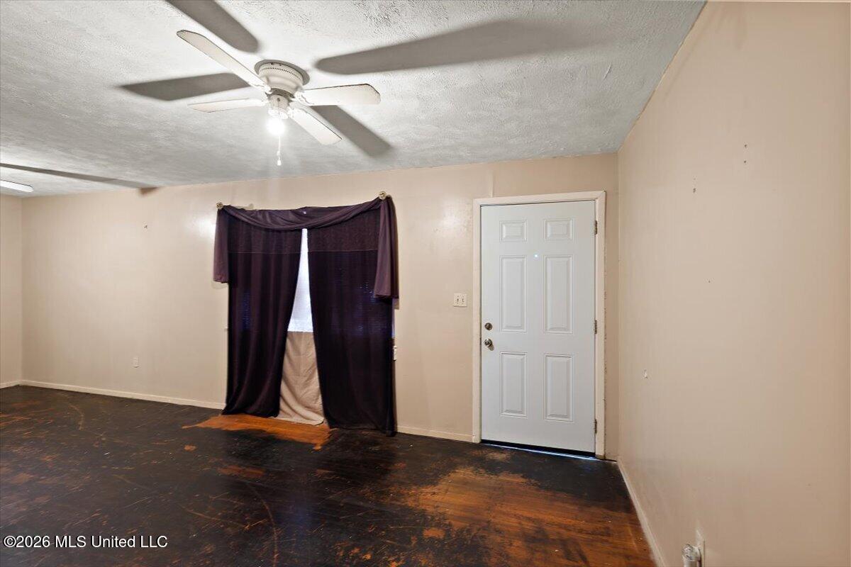 310 W 6th Street Property Photo 4