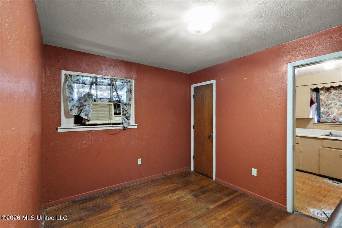 310 W 6th Street Property Photo 9