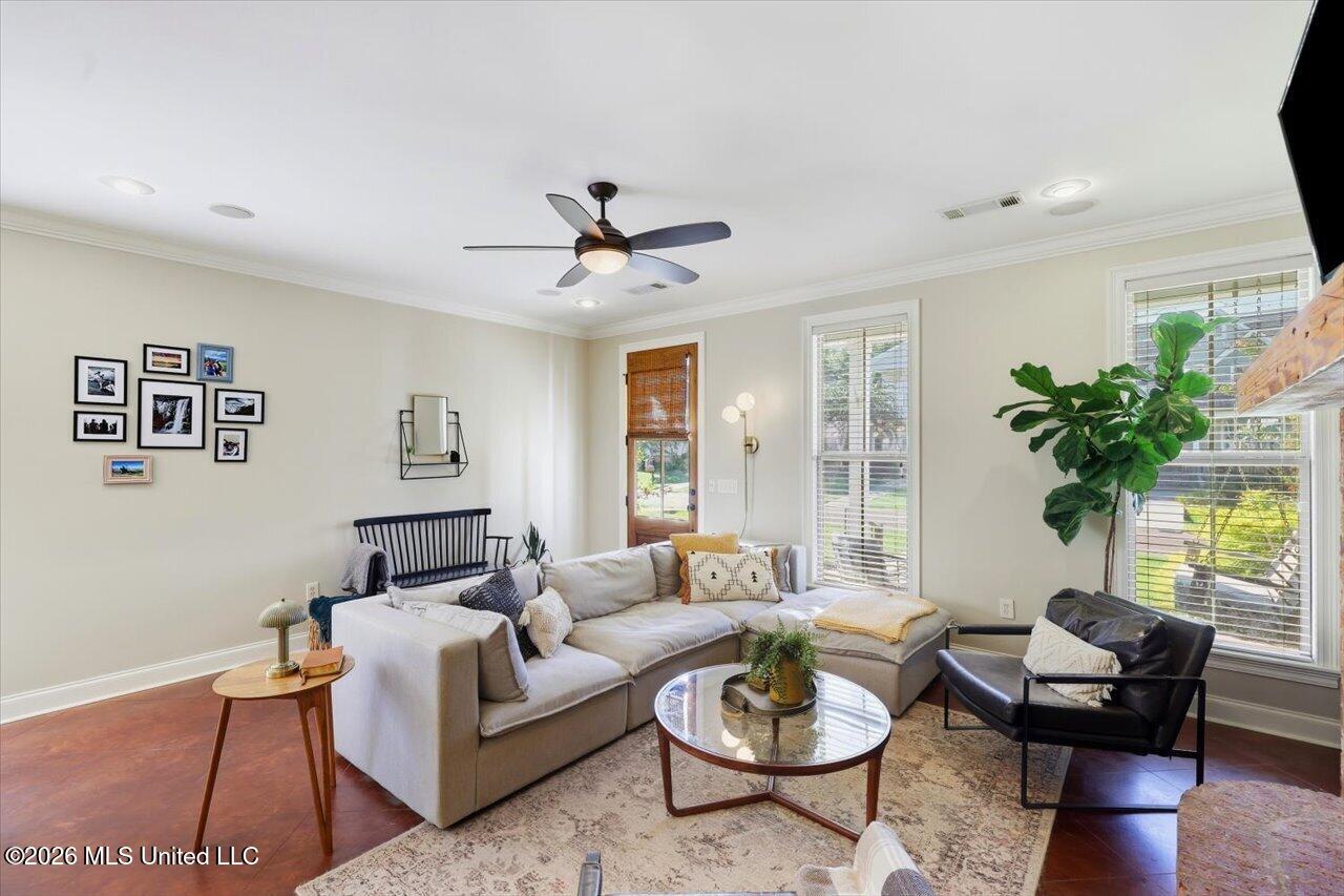 312 W Lawson Street Property Photo 8