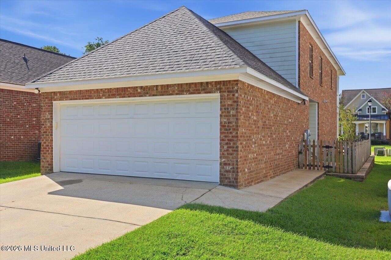 312 W Lawson Street Property Photo 32