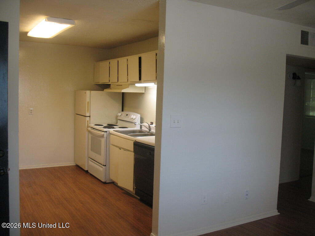940 Bellevue Place Property Photo 5