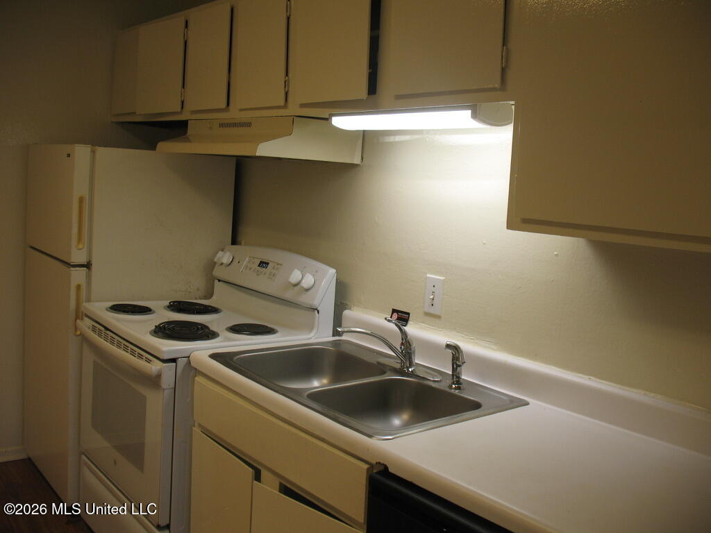 940 Bellevue Place Property Photo 6