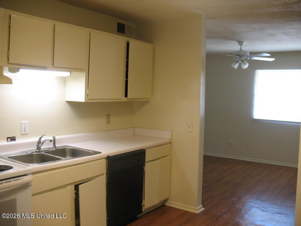 940 Bellevue Place Property Photo 8
