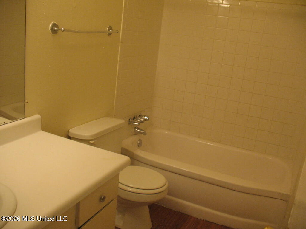 940 Bellevue Place Property Photo 9