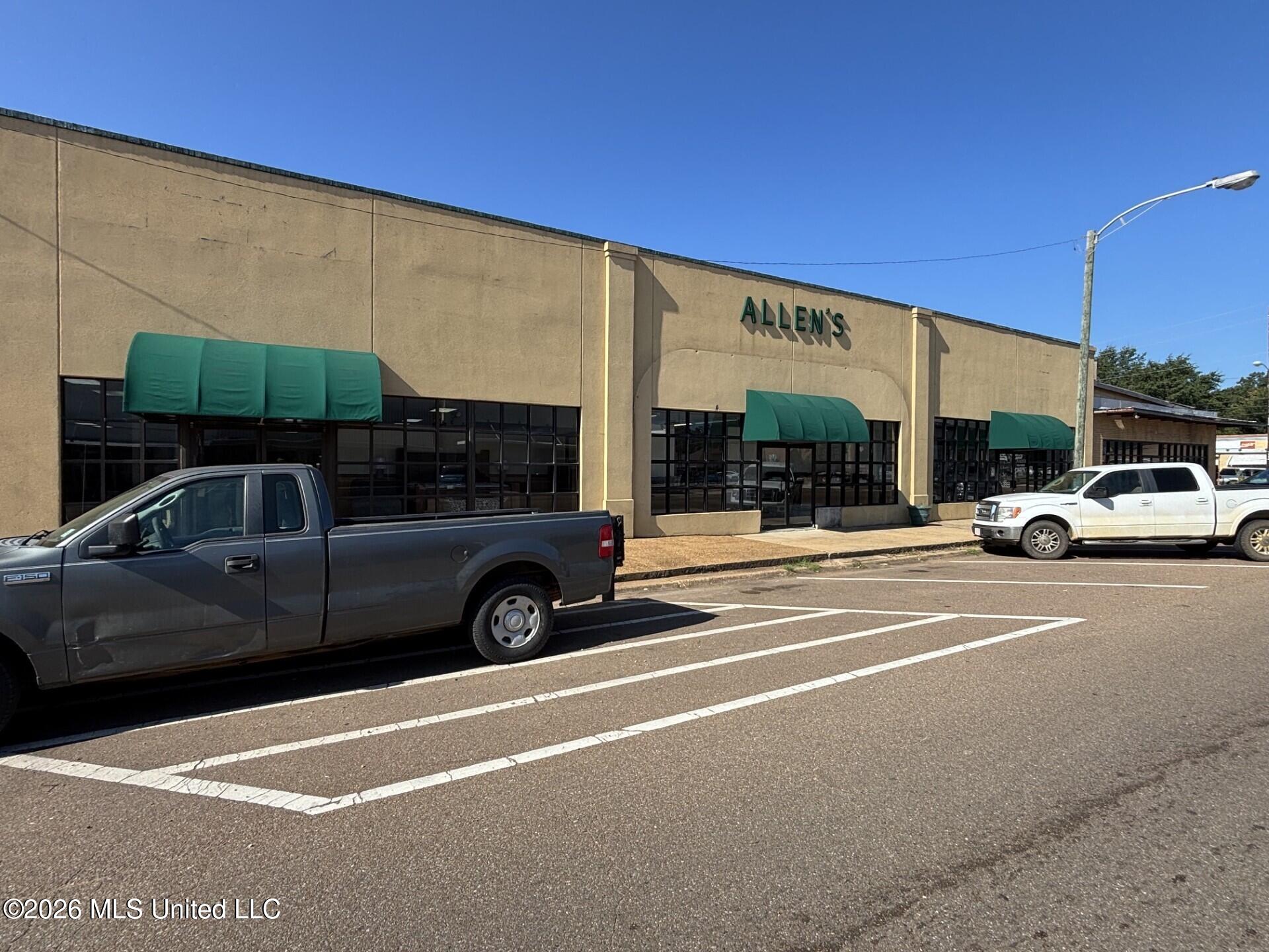 332 E Mulberry Street Property Photo 1