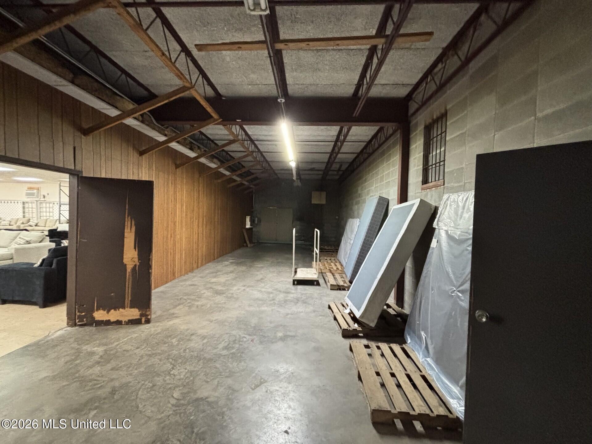 332 E Mulberry Street Property Photo 8