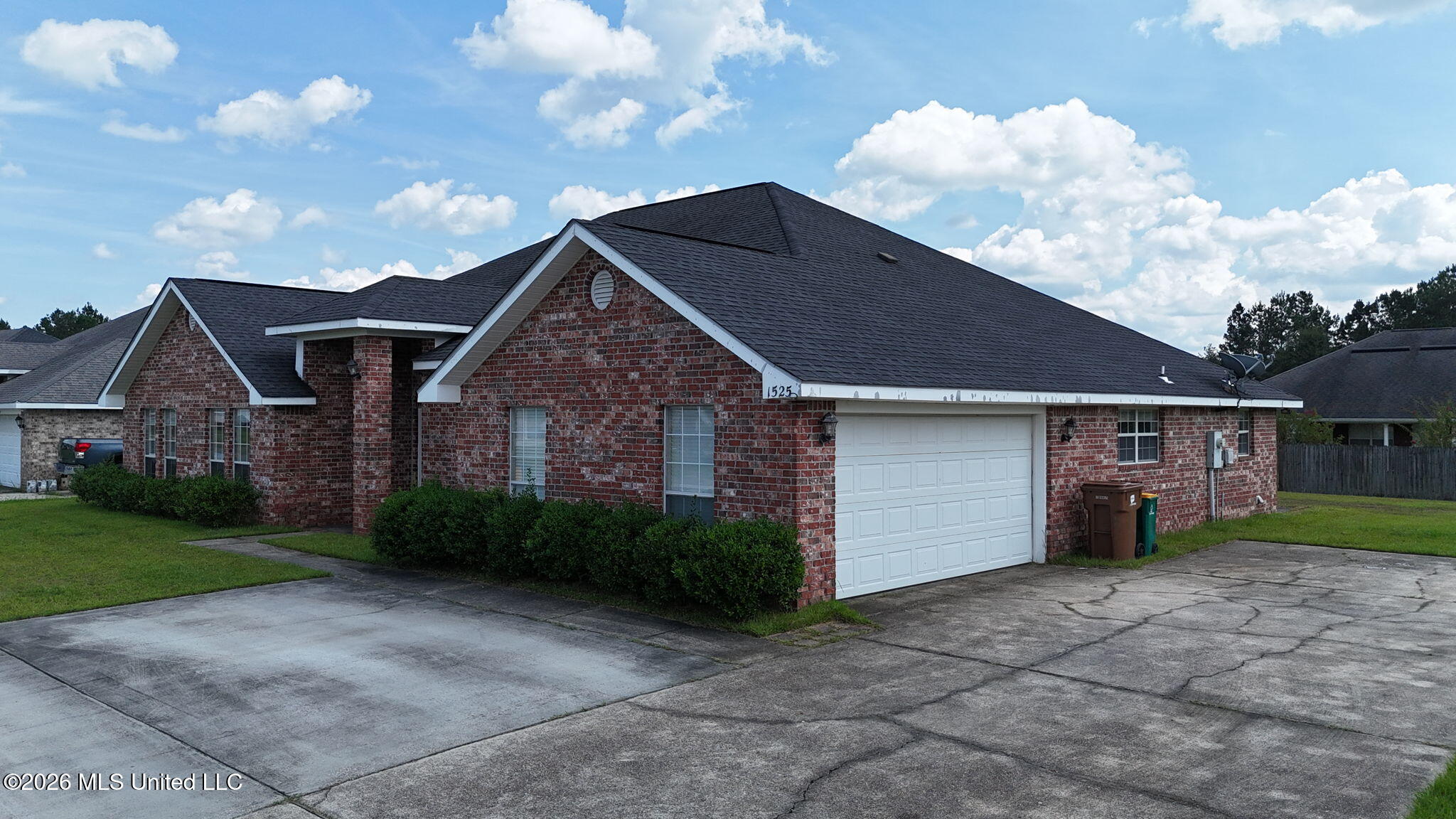 15250 Camelot Drive Property Photo 3