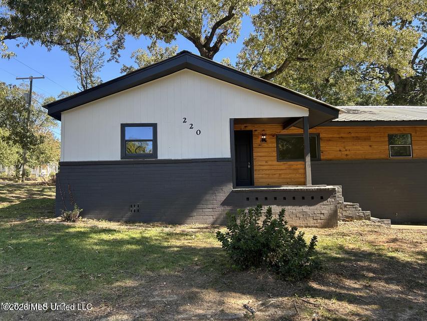 220 N James Avenue Property Photo 1