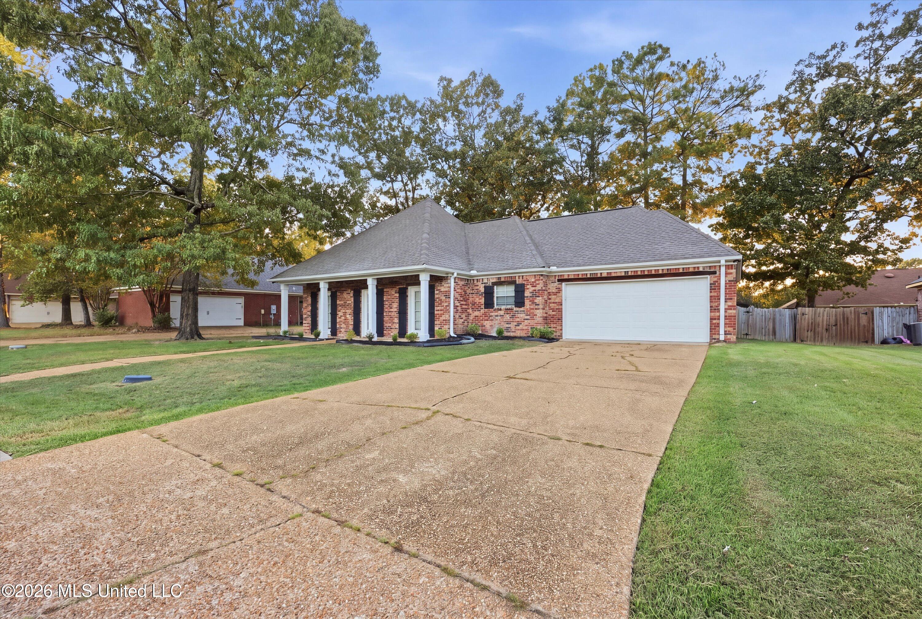 1007 Riverchase N Drive Property Photo 2