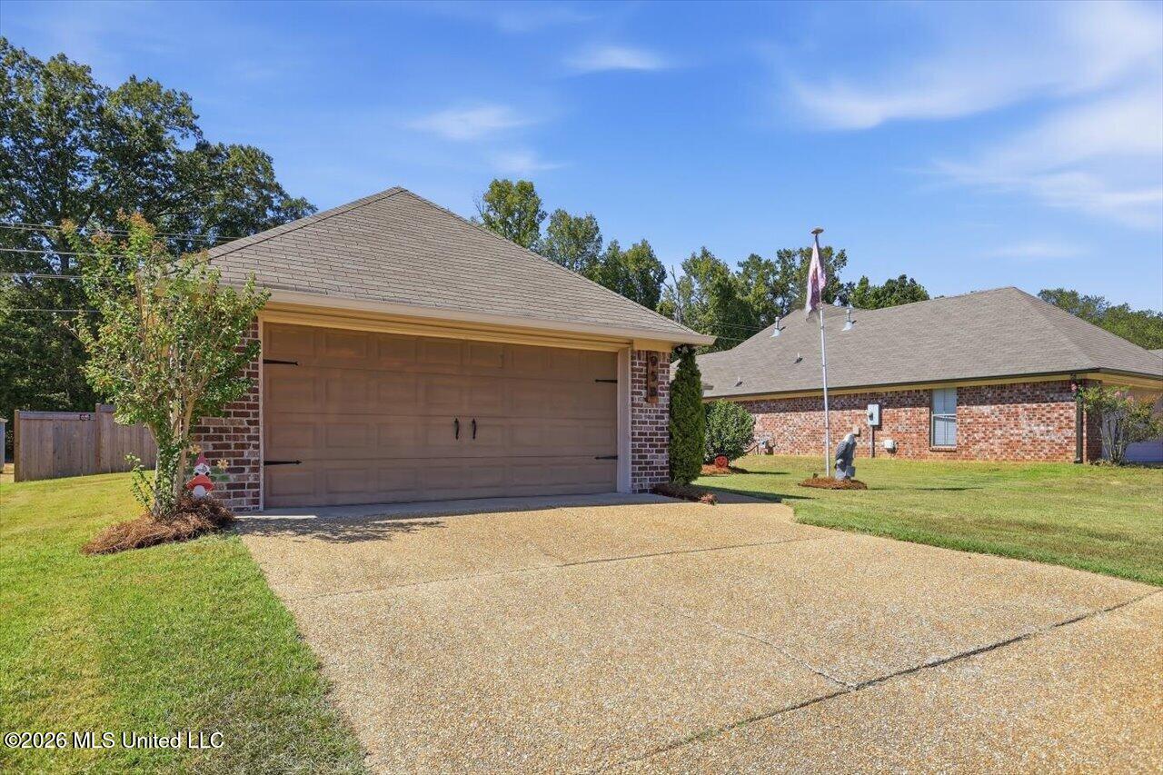 958 Clubhouse Drive Property Photo 3