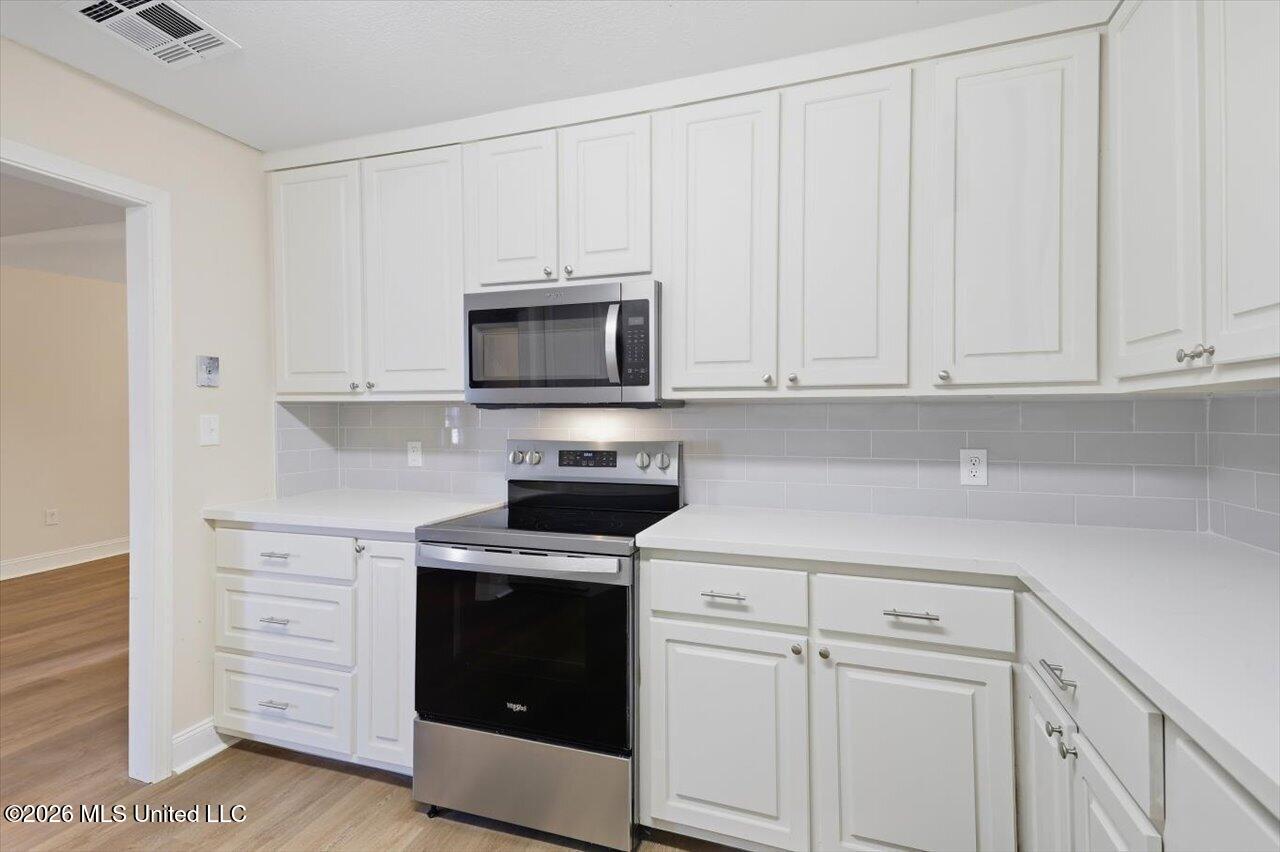 2077 Lakeshore Drive Property Photo 10