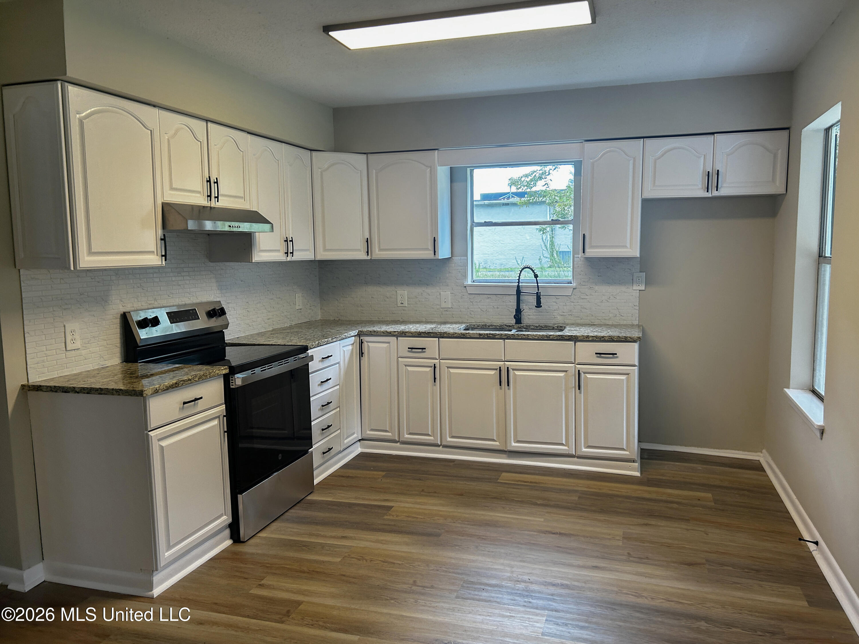 3921 Wembley Avenue Property Photo 4
