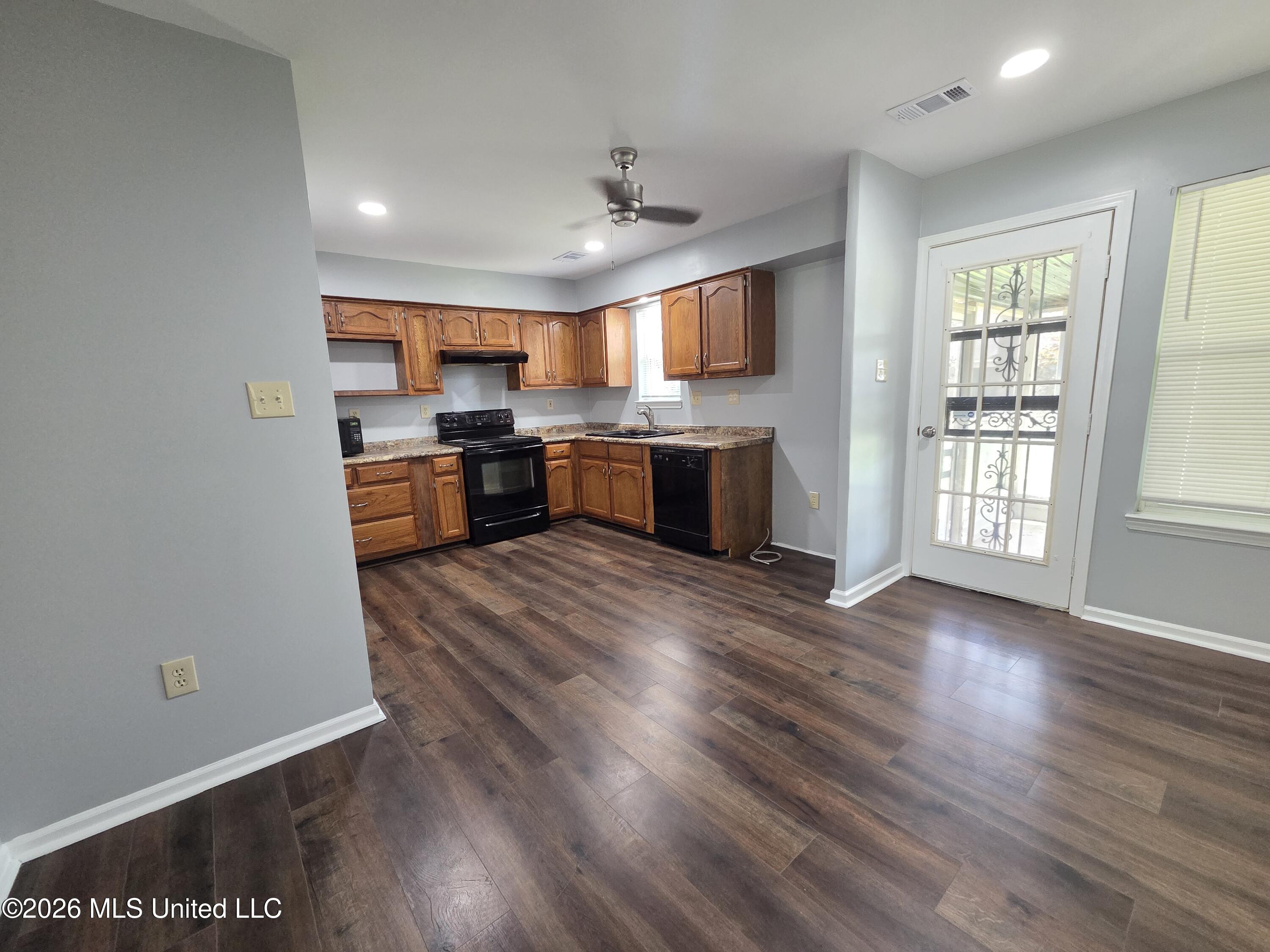 7018 Dewberry Cove Property Photo 7