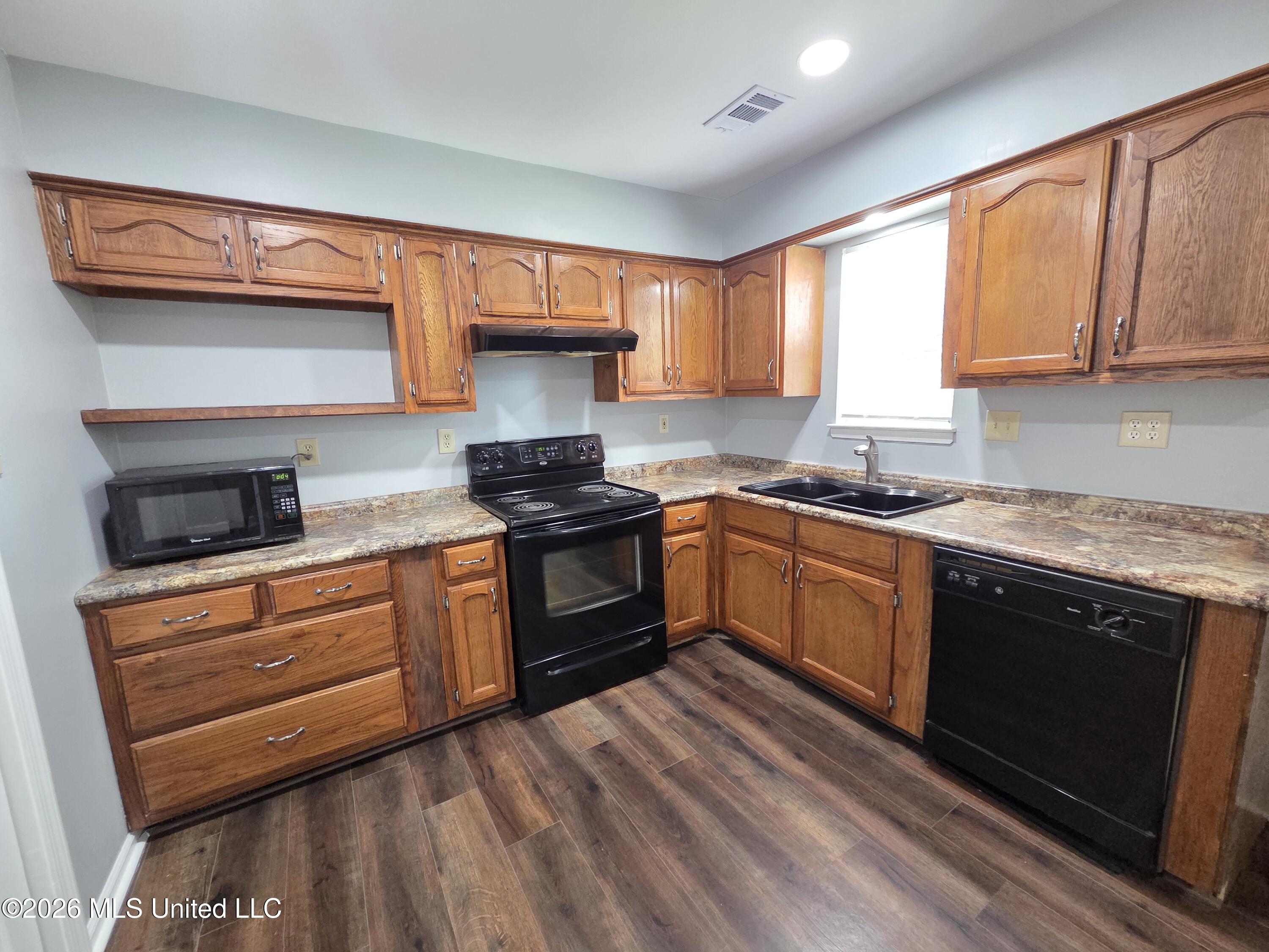 7018 Dewberry Cove Property Photo 8