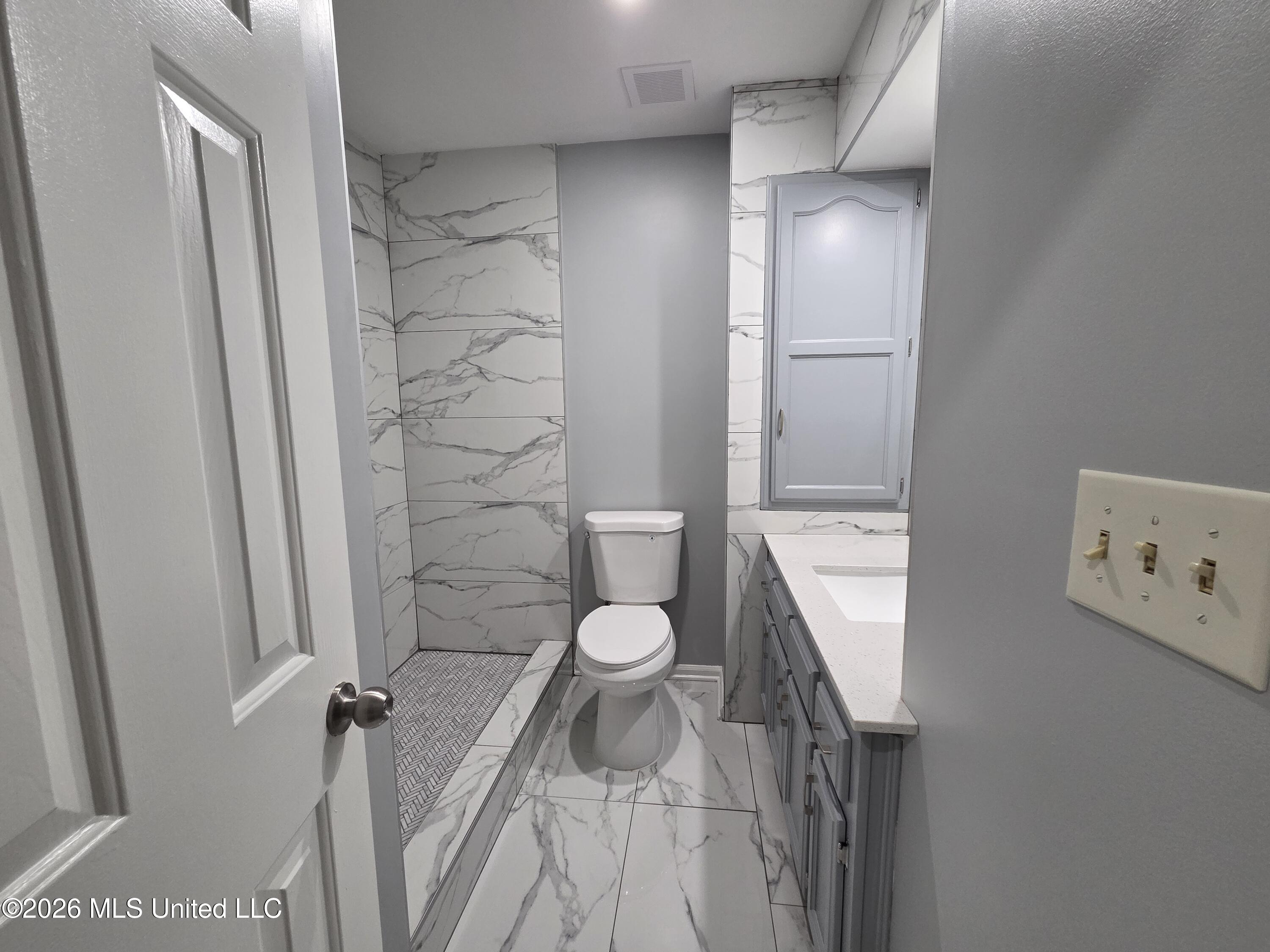 7018 Dewberry Cove Property Photo 9