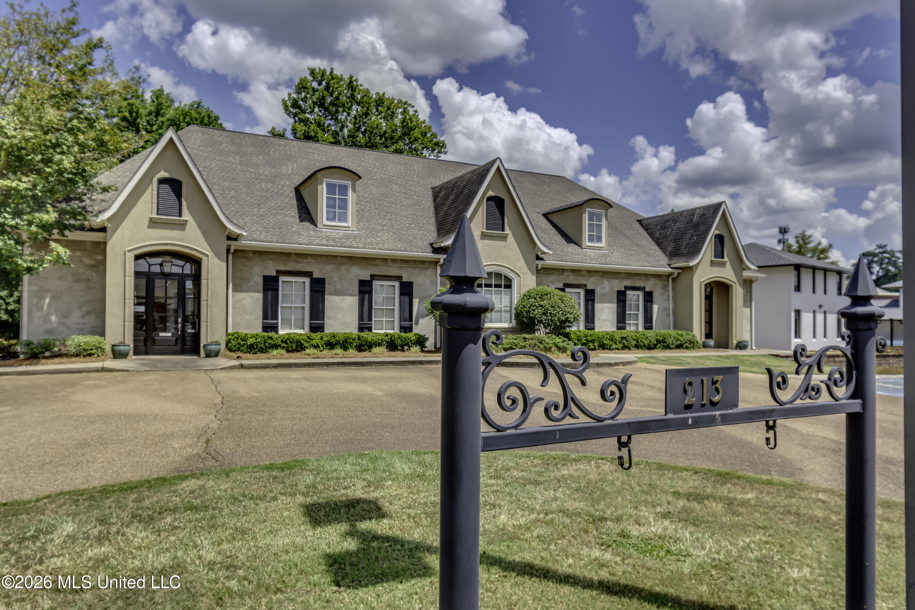 213 Katherine Property Photo 4